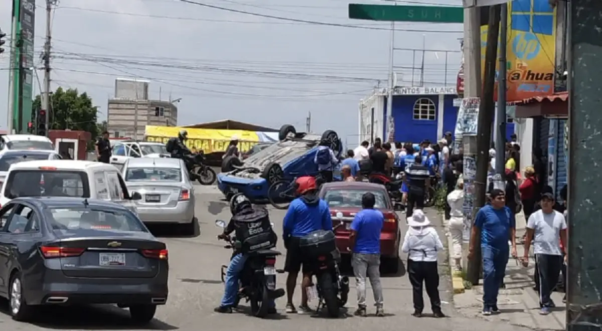 Automóvil terminó volcado tras choque en la 105 Poniente
