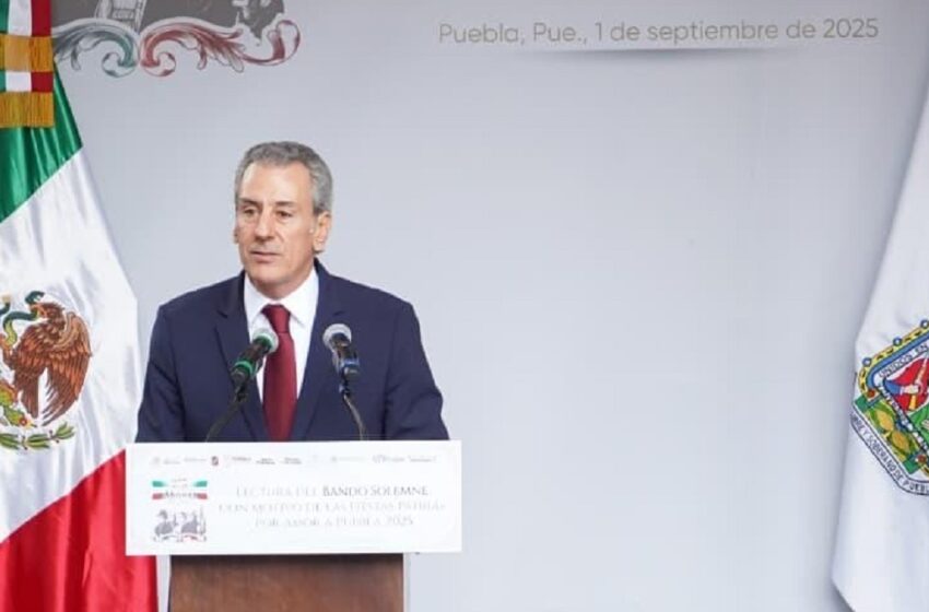  Coloca Pepe Chedraui Bando Solemne de las Fiestas Patrias 2025 en el Palacio Municipal