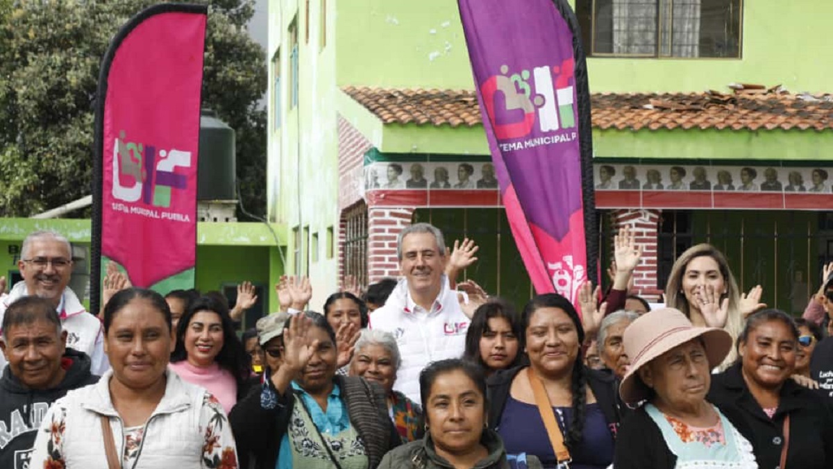 Entrega Pepe Chedraui apoyos alimentarios en Azumiatla