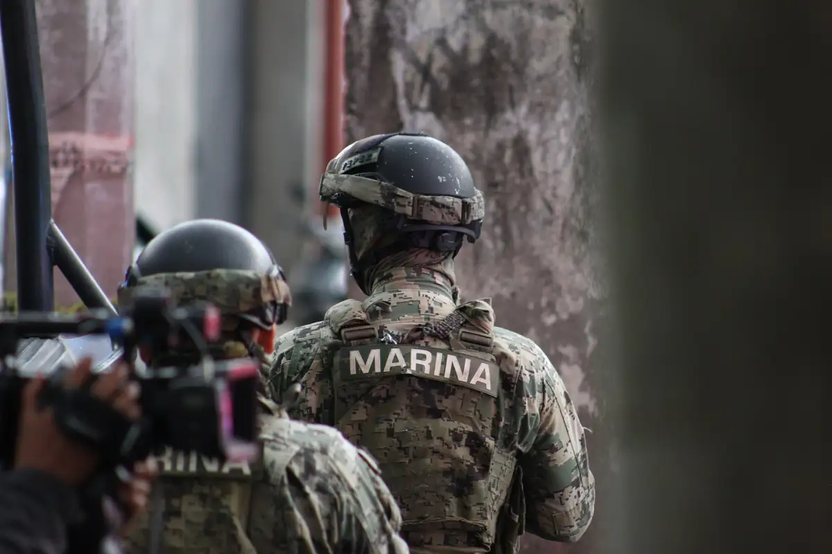 Guardia Nacional resguarda un inmueble en el que hallaron una moto robada