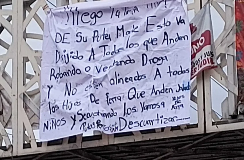 Dejan narcomanta en puente peatonal de Chachapa en Amozoc