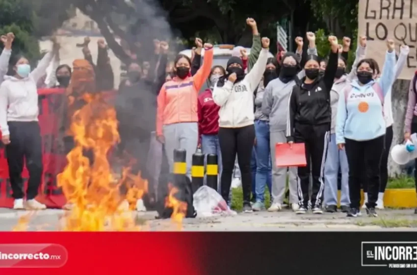  Normalistas de Teteles bloquean el Bulevar 5 de Mayo; rechazan la matrícula foránea