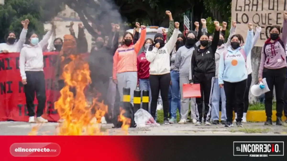 Normalistas de Teteles bloquean el Bulevar 5 de Mayo; rechazan la matrícula foránea