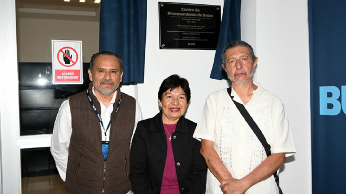 La Rectora Lilia Cedillo devela placa conmemorativa en reconocimiento a la labor del doctor Manuel Martín Ortiz