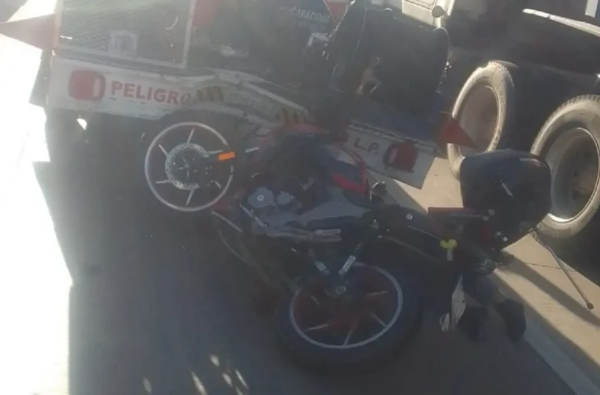  Motociclista se impacta contra una pipa de gas sobre el Periférico Ecológico