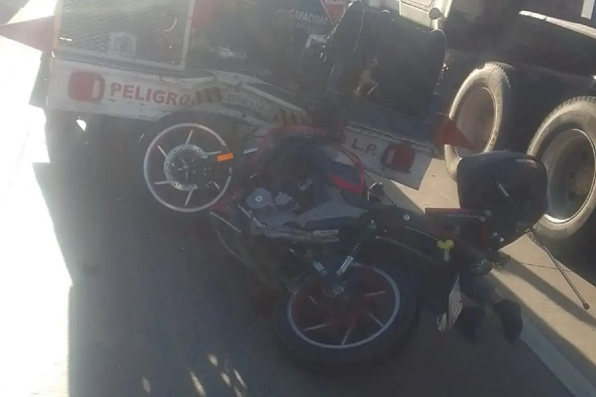 Motociclista se impacta contra una pipa de gas sobre el Periférico Ecológico