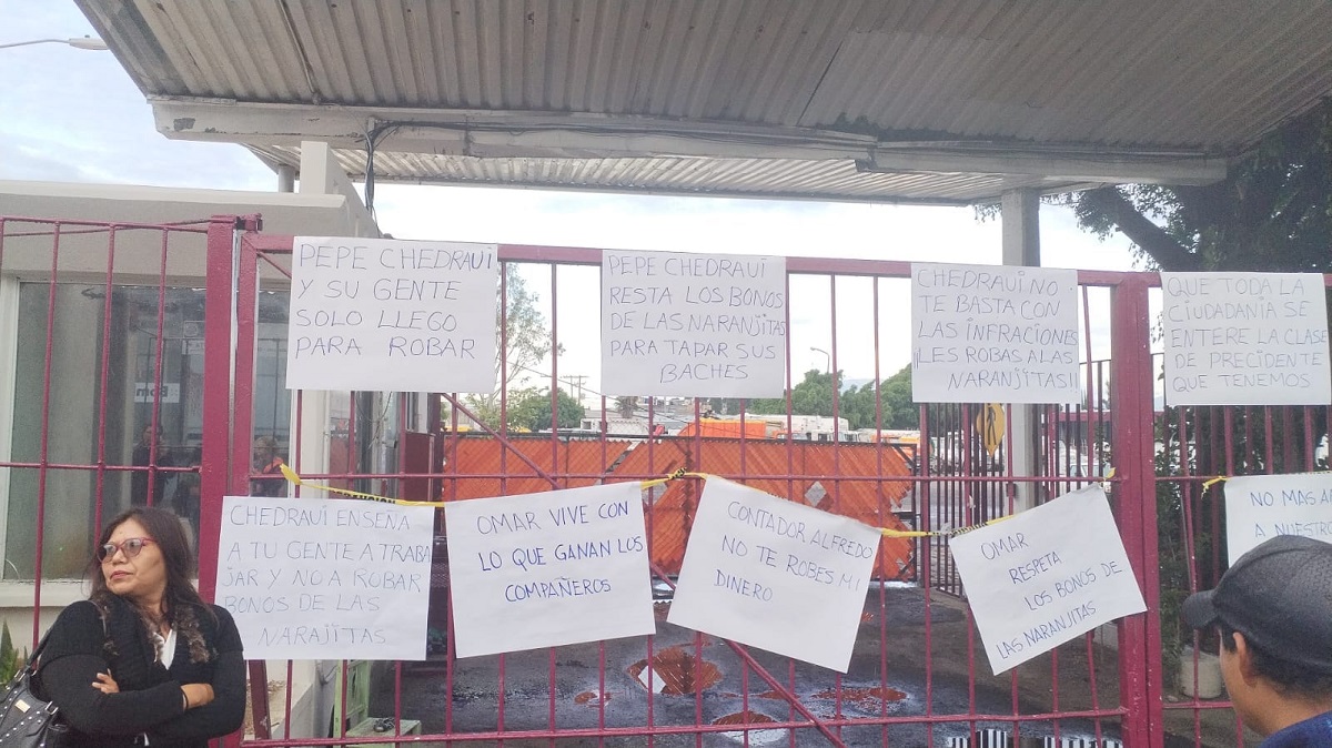 Naranjitas se manifiestan en el Bulevar 5 de Mayo, exigen pago de un bono