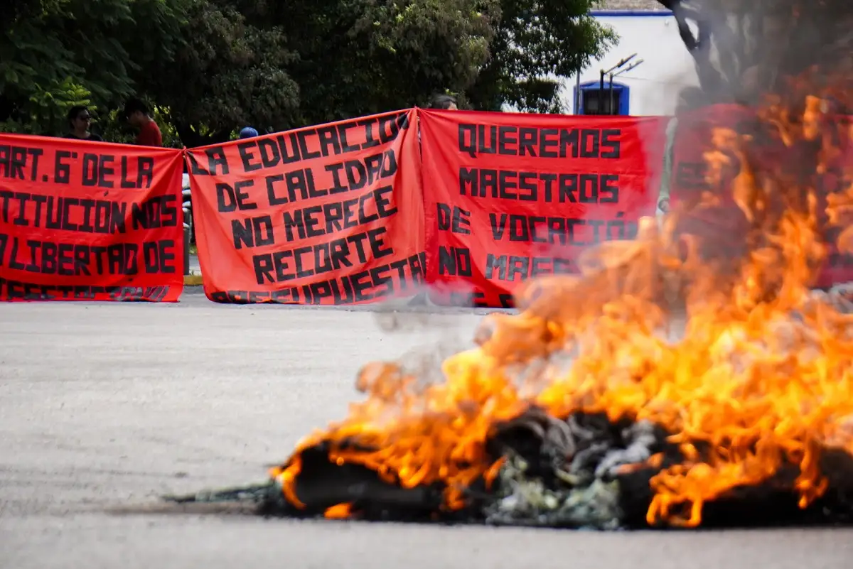 Normalistas de Teteles bloquean el Bulevar 5 de Mayo; rechazan la matrícula foránea