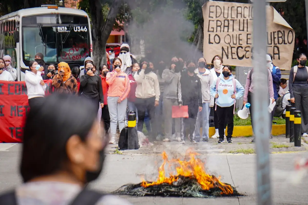 Normalistas de Teteles bloquean el Bulevar 5 de Mayo; rechazan la matrícula foránea