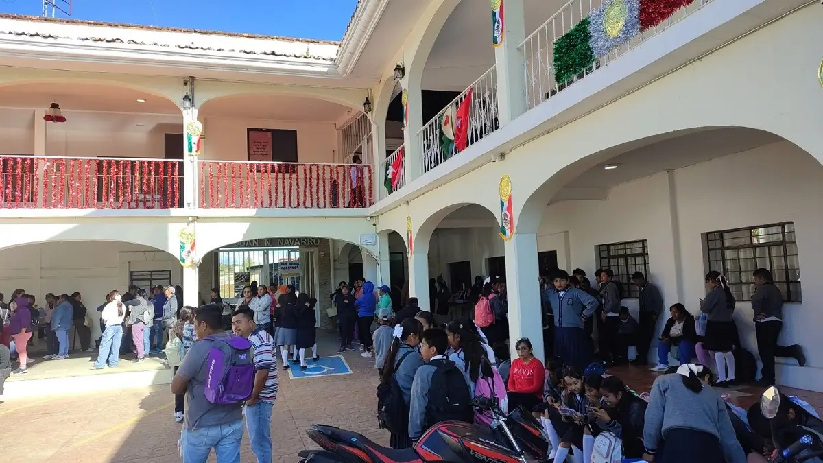 Padres de familia toman la Telesecundaria Juan N. Navarro