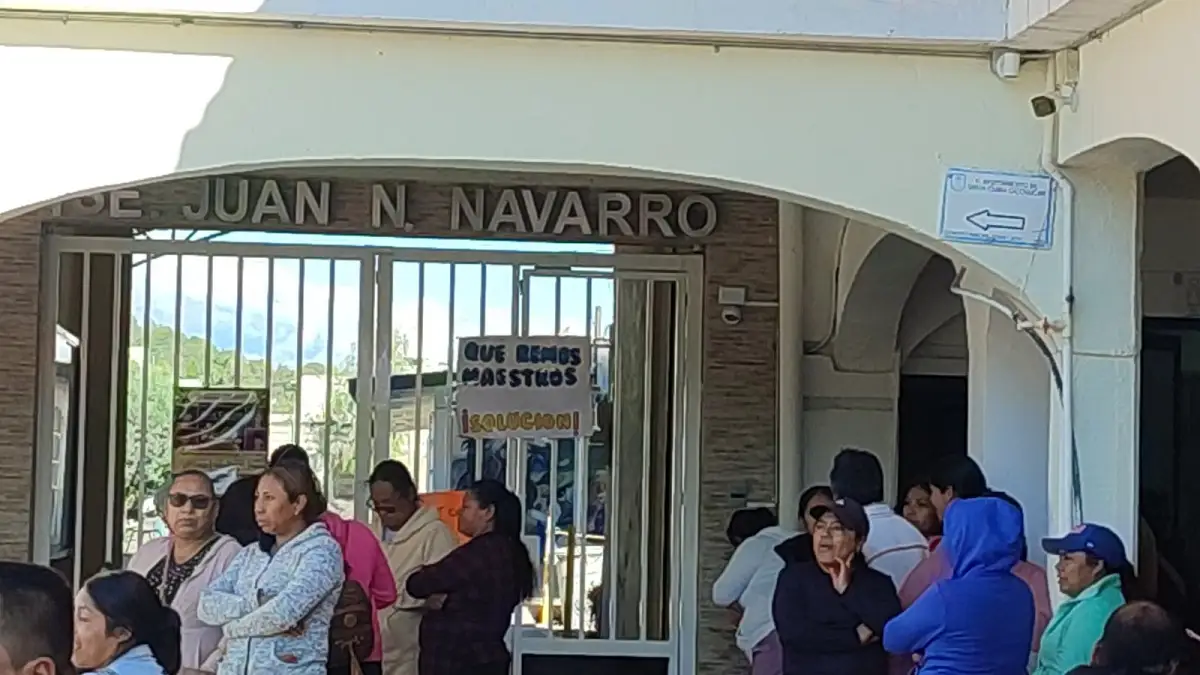 Padres de familia toman la Telesecundaria Juan N. Navarro