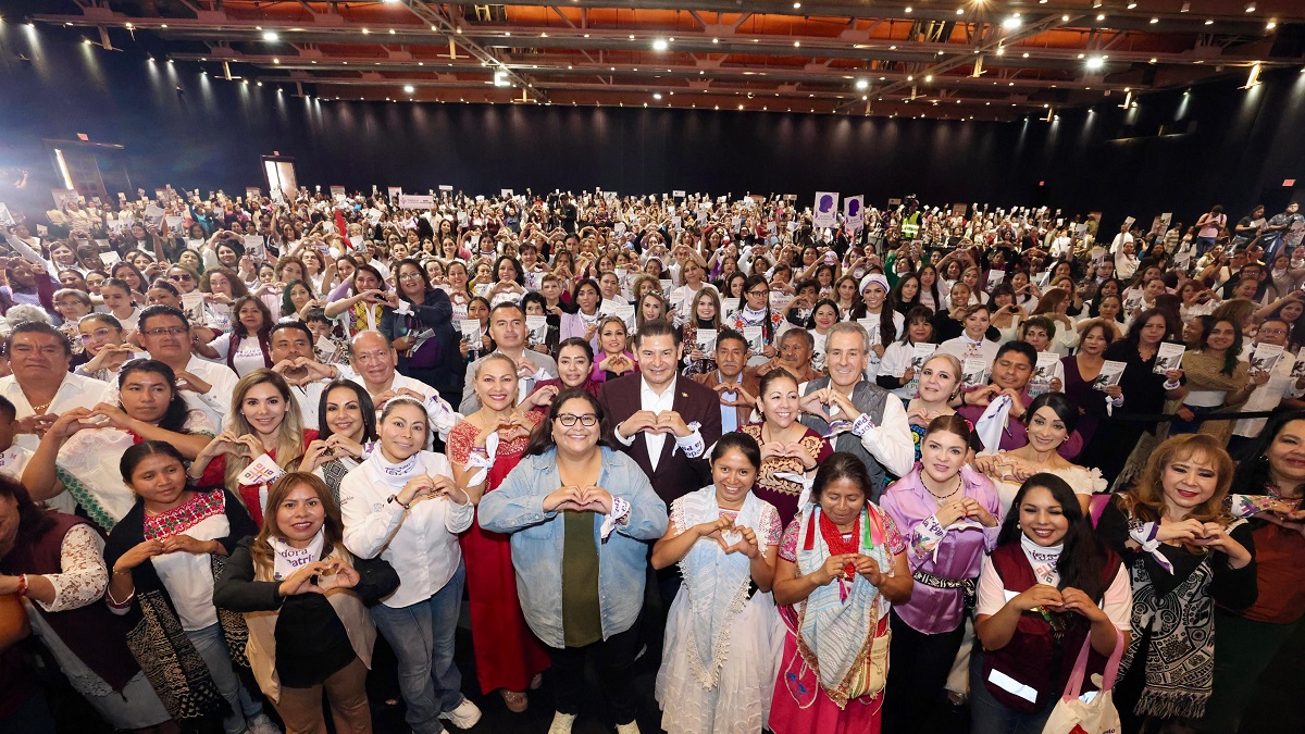 Puebla primer estado en crear la red de Mujeres Tejedoras de la Patria