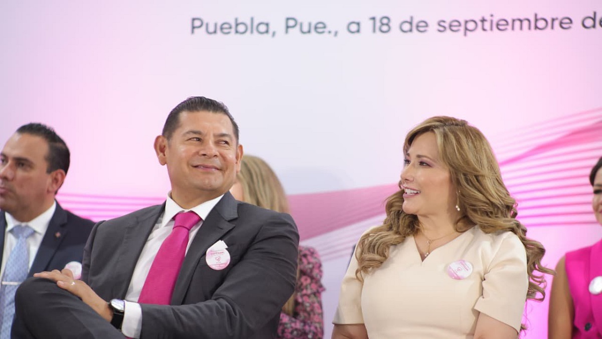 Reafirma Pepe Chedraui compromiso con la rendición de cuentas a través de la Semana de la Transparencia - El Gobierno de la Ciudad participará en conferencias en distintas universidades de la capital poblana Puebla, Pue., 21 de septiembre de 2025.- El Gobierno de la Ciudad que encabeza el presidente municipal, Pepe Chedraui Budib, promoverá una semana de la Transparencia del 22 al 25 de este mes, con un programa de actividades dirigido a estudiantes universitarios, con el objetivo de fortalecer la cultura de la rendición de cuentas, el cuidado de los datos personales y la prevención de la violencia digital. En este sentido, el alcalde refrenda su compromiso con la transparencia y la rendición de cuentas, sumándose con una serie de conferencias magistrales que se desarrollarán a lo largo de cuatro días en distintas universidades de Puebla. Las actividades iniciarán el 22 de septiembre en el Auditorio de Derecho de la BUAP con la participación de Olimpia Coral Melo, quien impartirá la conferencia “Violencia Digital y Ley Olimpia”. Posteriormente, el 23 de septiembre en la IBERO Puebla, se contará con la presencia de Emilio Saldaña Quiñones, quien ofrecerá la ponencia “En línea, luego existo: Cómo la transparencia fomenta una ciudadanía informada y activa”; ese mismo día, Laura Elizabeth García González presentará la guía “Cuida tus Datos Personales: Previniendo la Violencia hacia las Mujeres”. El programa continuará el 24 de septiembre en el IEU, donde nuevamente Emilio Saldaña Quiñones compartirá su experiencia en torno a la importancia de la ciudadanía informada en la era digital. Finalmente, el 25 de septiembre en la Universidad Anáhuac Puebla, Víctor Merchant abordará el tema “Ciberseguridad: Identidad Segura” y, posteriormente, Laura Elizabeth García González repetirá la guía enfocada en la prevención de la violencia hacia las mujeres mediante la protección de datos personales. El Gobierno de la Ciudad reitera su compromiso de trabajar de manera cercana con las y los jóvenes, así como con la población en general impulsando acciones que fortalezcan la transparencia, la participación ciudadana y la protección de los derechos digitales.