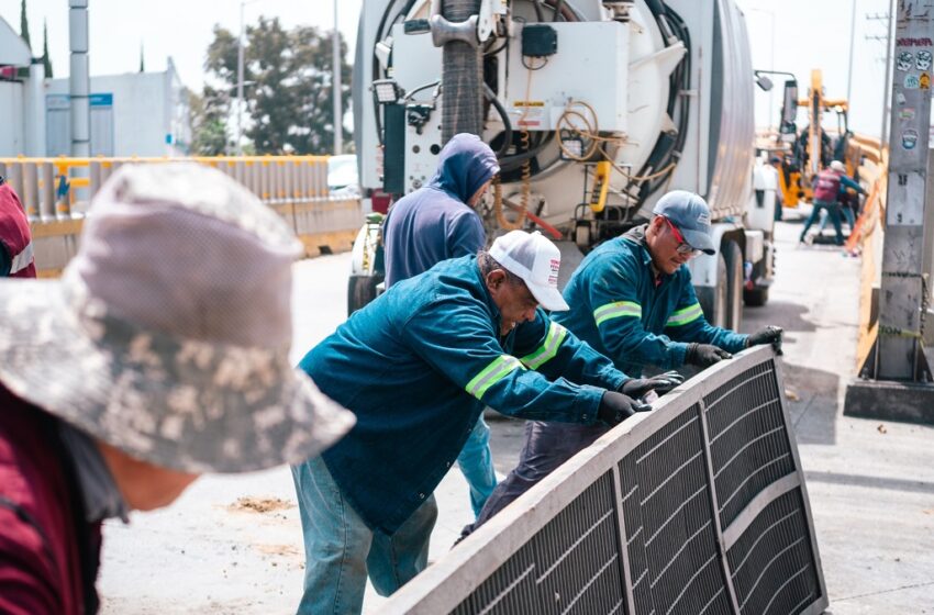  SOSAPACH realiza limpieza en el puente elevado del Distribuidor Vial Cholula