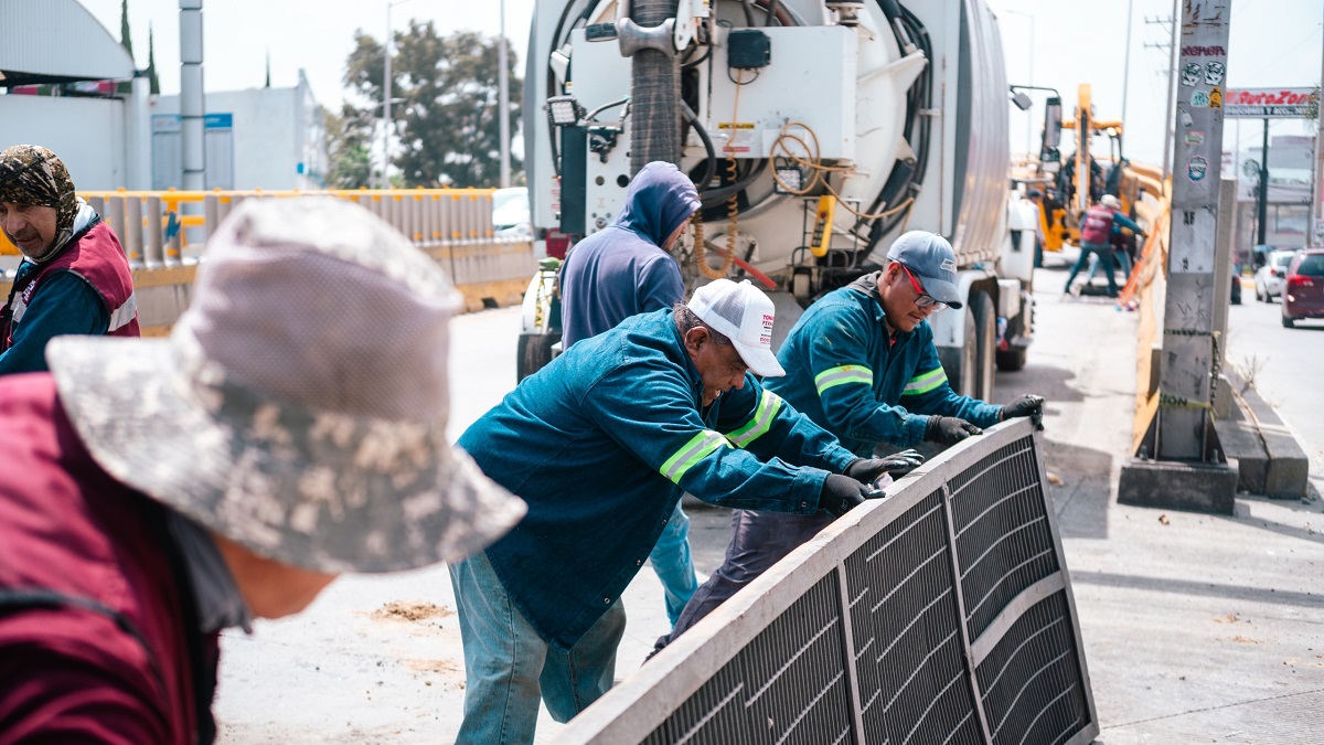 SOSAPACH realiza limpieza en el puente elevado del Distribuidor Vial Cholula