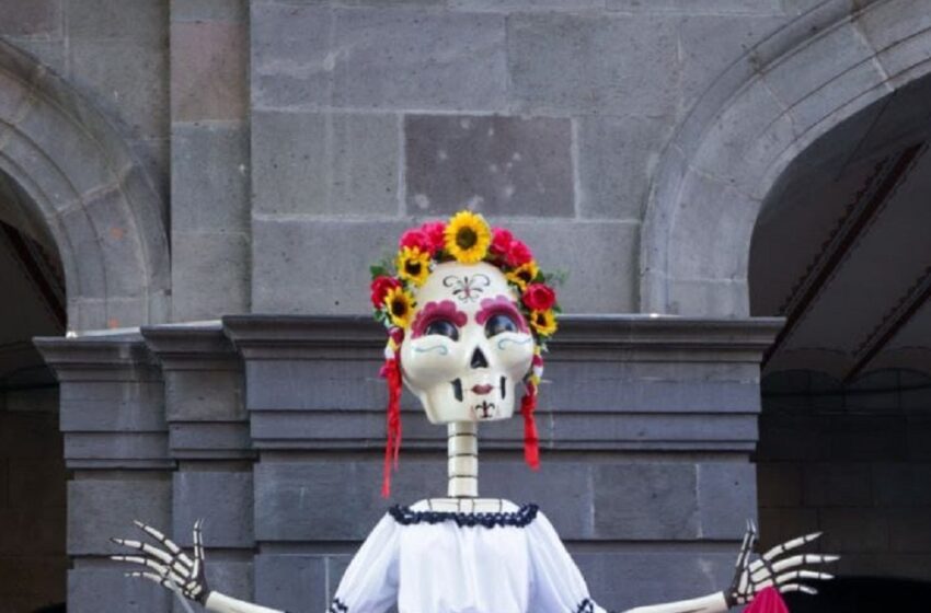  Catrinas y flores engalanan el Centro Histórico de Puebla
