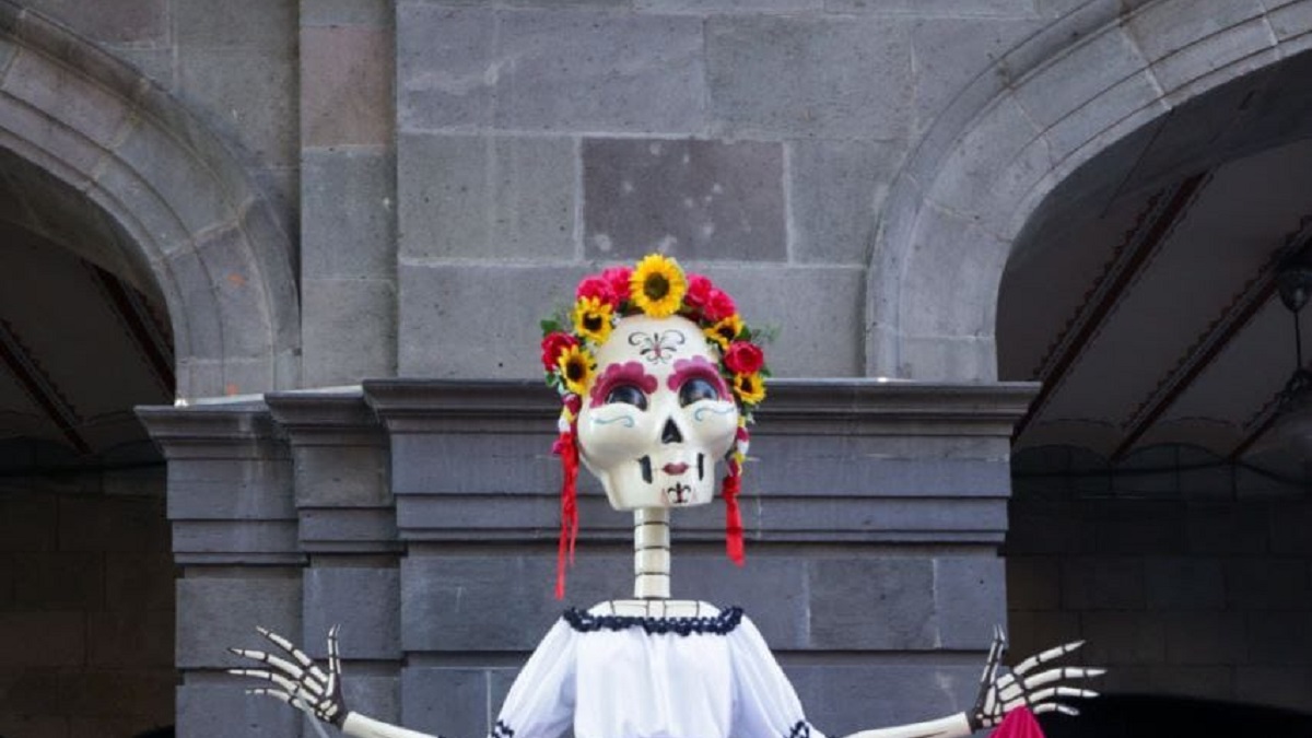 Catrinas y flores engalanan el Centro Histórico de Puebla