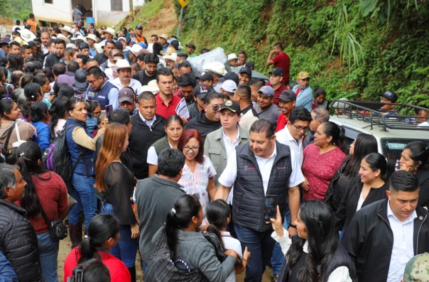  Con módulos de maquinaria, Gobierno de Puebla abre caminos afectados por deslaves en Eloxochitlán