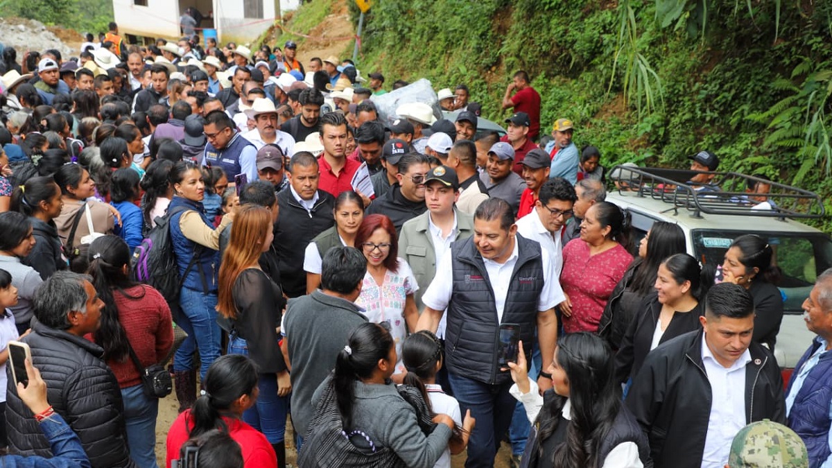 Con módulos de maquinaria, Gobierno de Puebla abre caminos afectados por deslaves en Eloxochitlán