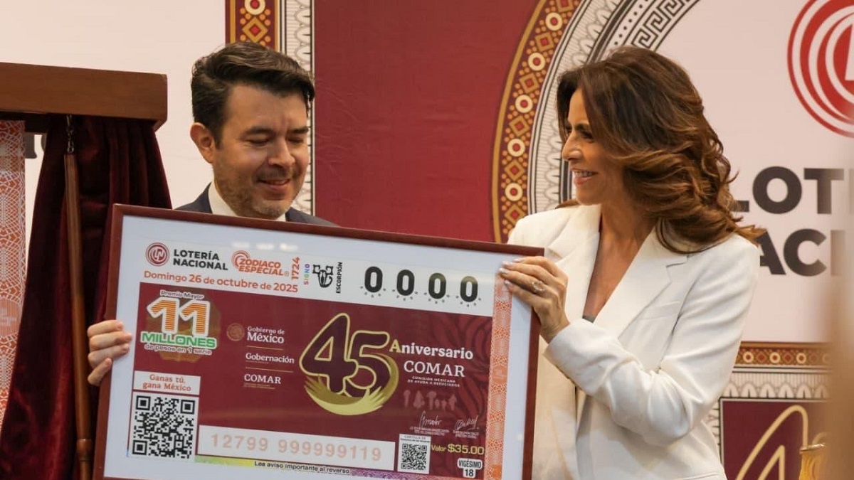 Develan billete de Lotería Nacional por los 45 años de la Comisión Mexicana de Ayuda a Refugiados