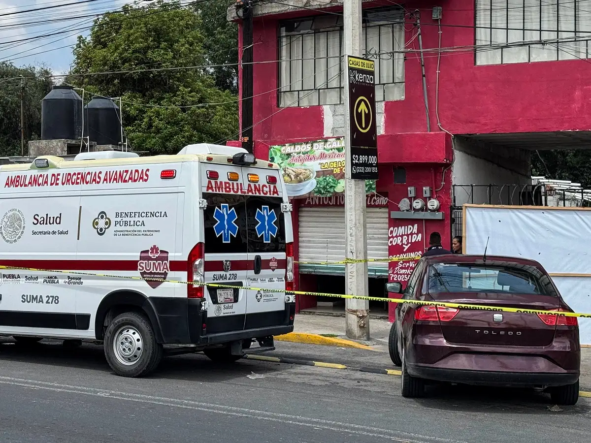 El cuerpo de un hombre envuelto en plástico y amarrado fue localizado en una barranca de la colonia El Salvador.