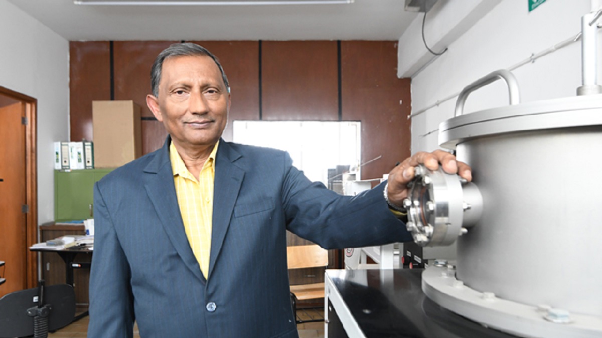 En el Instituto de Física el doctor Pal diseña y fabrica nanomateriales para biotecnología y electrónica