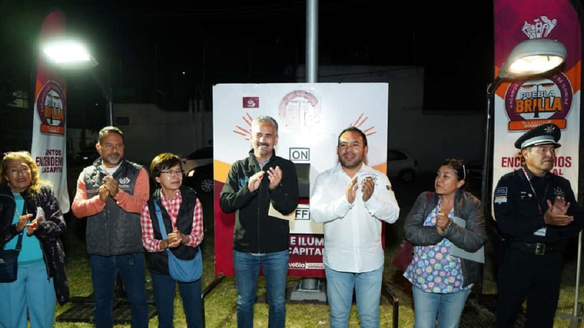Enciende Gobierno de Pepe Chedraui luminarias modernizadas en colonia S.N.T.E con Puebla Brilla