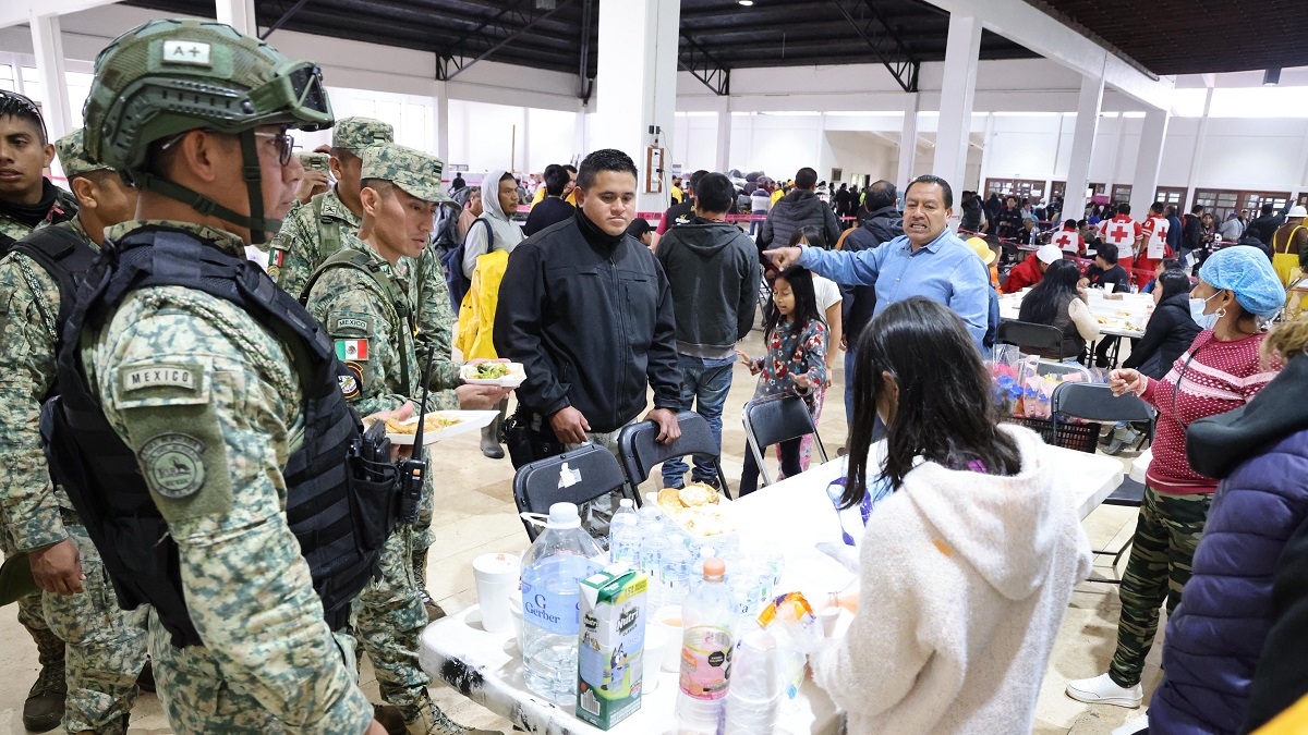 Fuerzas armadas, con sensibilidad y prontitud, atienden a la población afectada en la Sierra Norte