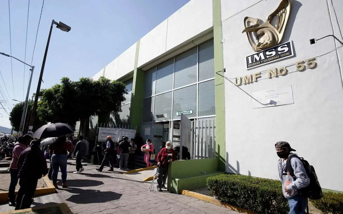Hombre vestido de cirujano asalta clínica 55 del IMSS en Amalucan