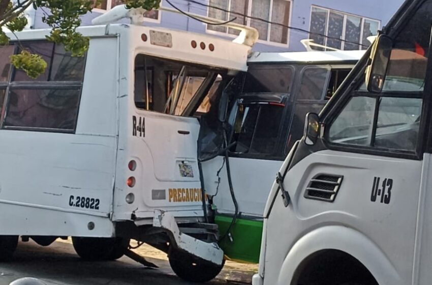  Nueve lesionados deja accidente entre rutas del trasporte público en el centro de Puebla