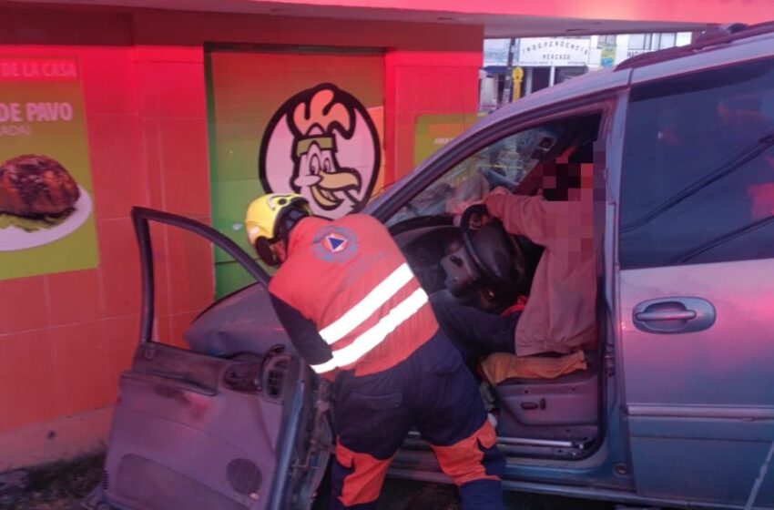  Dos adultos mayores quedan prensados durante accidente en la 11 Sur