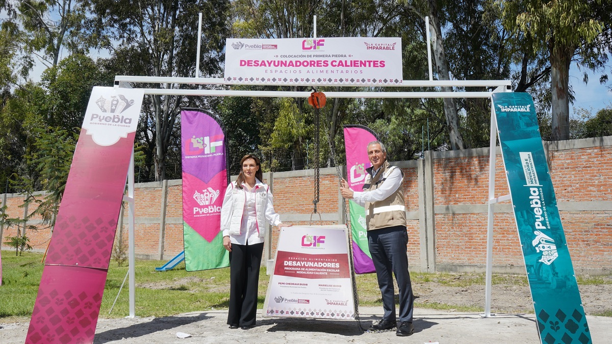 MariElise Budib y Pepe Chedraui colocan la primera piedra de desayunadores escolares transitorios
