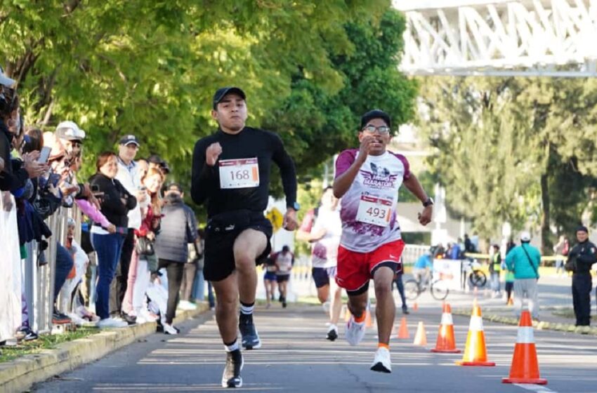  Pepe Chedraui dio el banderazo de la salida al Medio Maratón 21K Puebla 2025