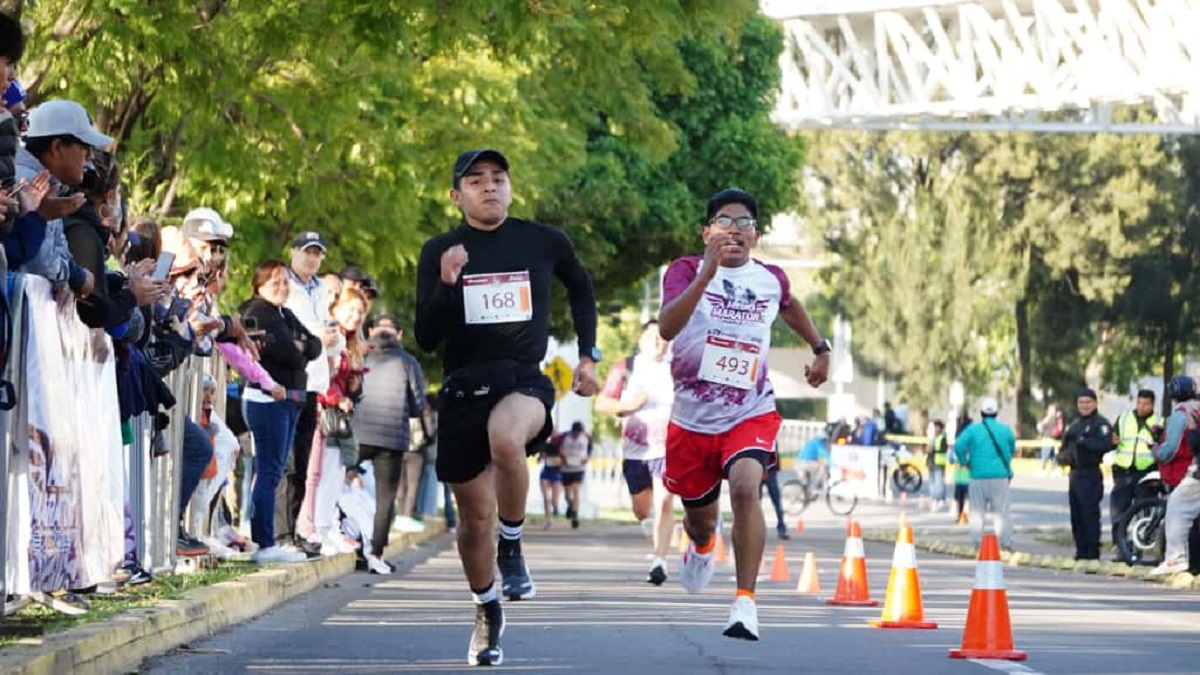 Pepe Chedraui dio el banderazo de la salida al Medio Maratón 21K Puebla 2025