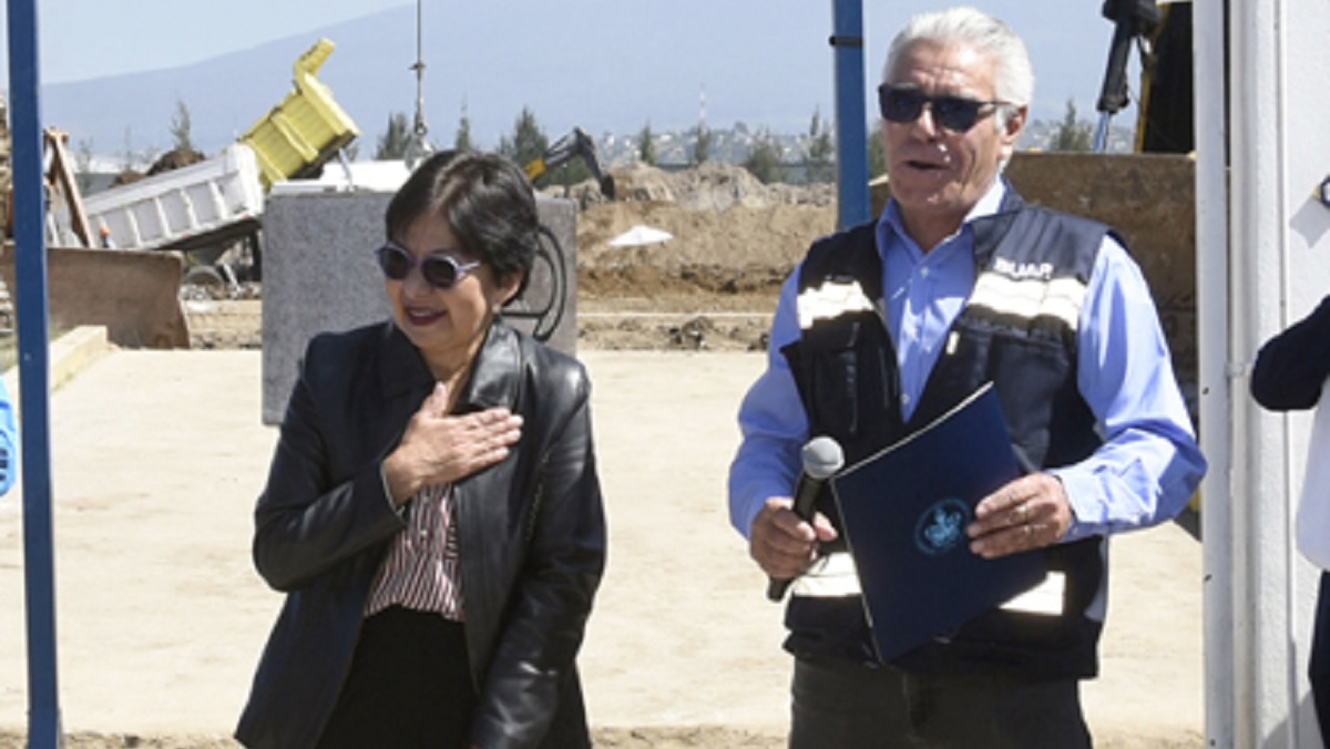Rectora Lilia Cedillo coloca primera piedra de pista de tartán y campo traviesa en la prepa Alfonso Calderón