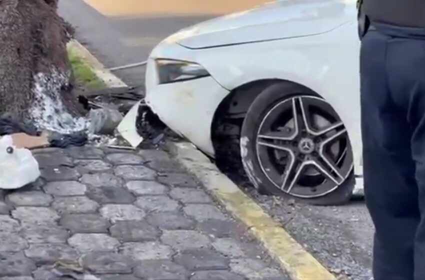  Abandonan automóvil chocado en el Bulevar 5 de Mayo