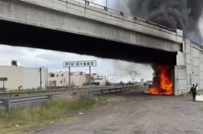 Sindicatos de la construcción protagonizan pelea en la autopista Puebla-Tlaxcala