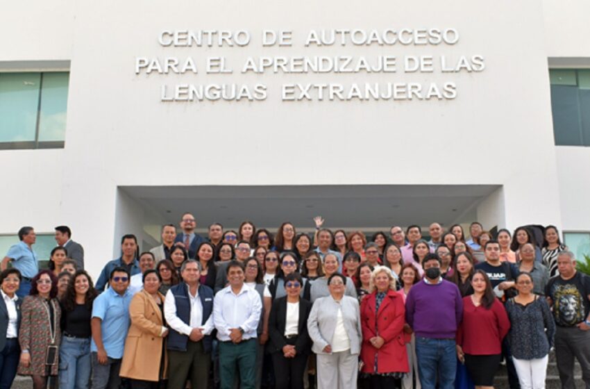  Devela Rectora Lilia Cedillo placa conmemorativa del trigésimo aniversario de la Formación General Universitaria Inglés-Francés