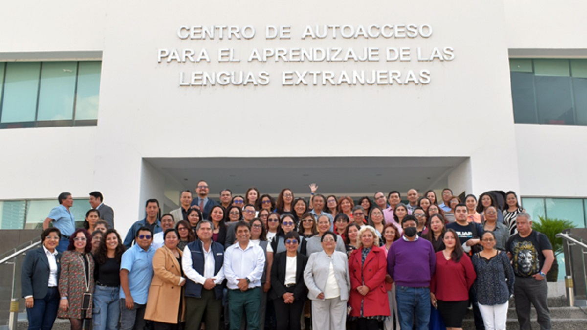 Devela Rectora Lilia Cedillo placa conmemorativa del trigésimo aniversario de la Formación General Universitaria Inglés-Francés