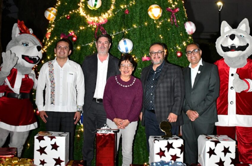  Enciende la Rectora Lilia Cedillo el Árbol de Navidad en el área de la Salud
