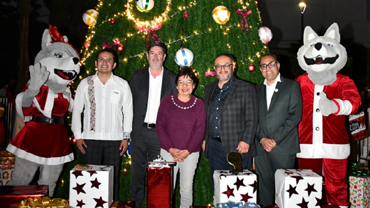 Enciende la Rectora Lilia Cedillo el Árbol de Navidad en el área de la Salud