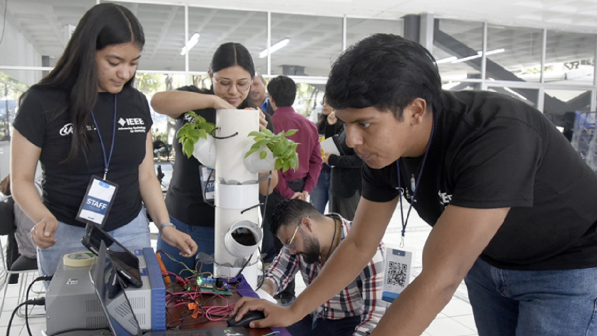 Exponen estudiantes BUAP, miembros de la IEEE, proyectos de ciencia y tecnología
