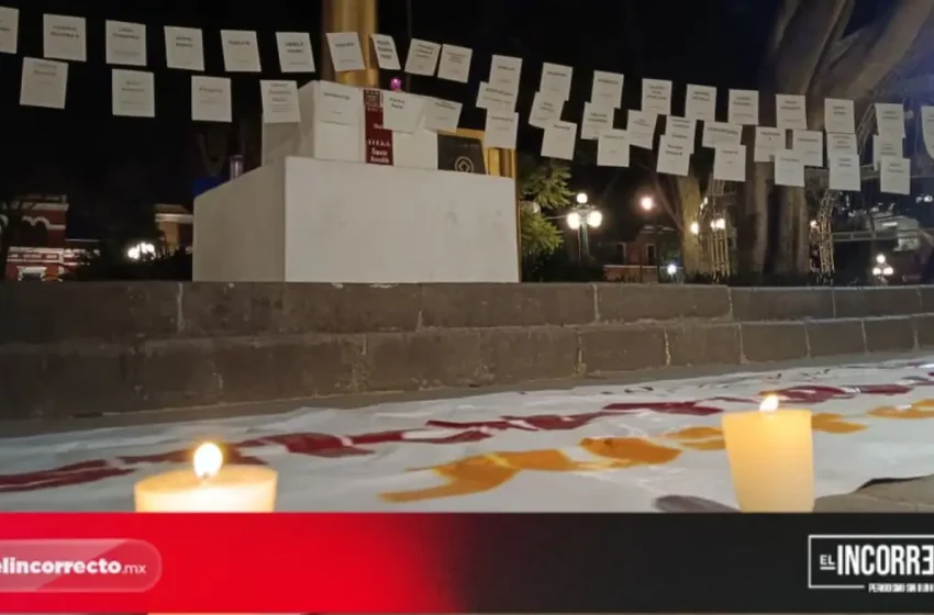  Pasan lista por las víctimas de feminicidio en el zócalo de Puebla; piden tipificar los casos