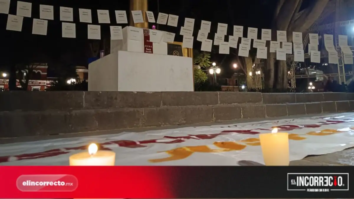 Pasan lista por las víctimas de feminicidio en el zócalo de Puebla; piden tipificar los casos
