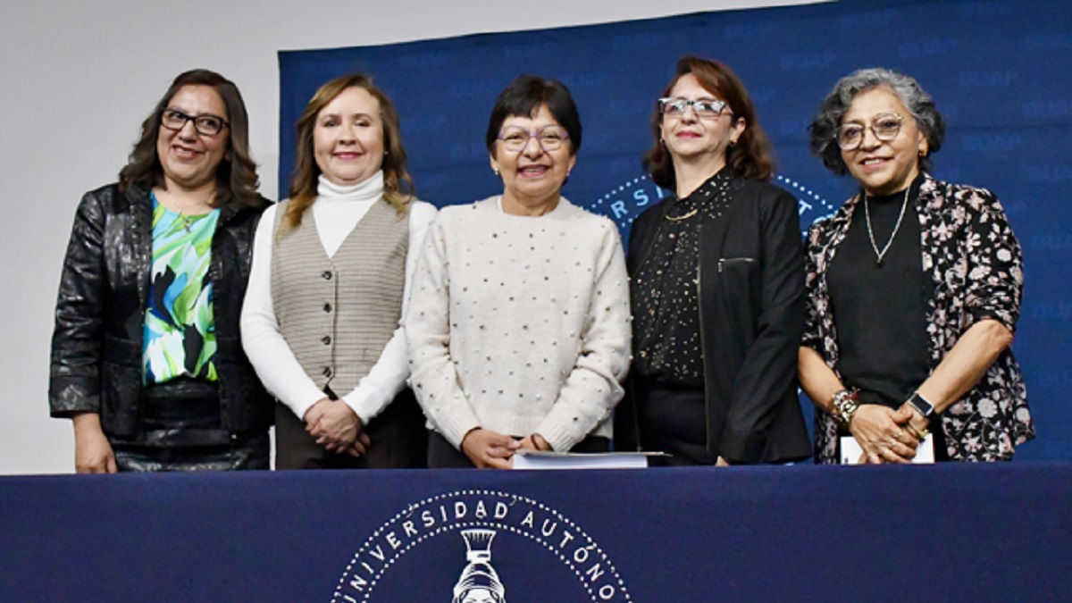 La Rectora Lilia Cedillo reconoce el reto que implica formar adolescentes en la Preparatoria Urbana Enrique Cabrera