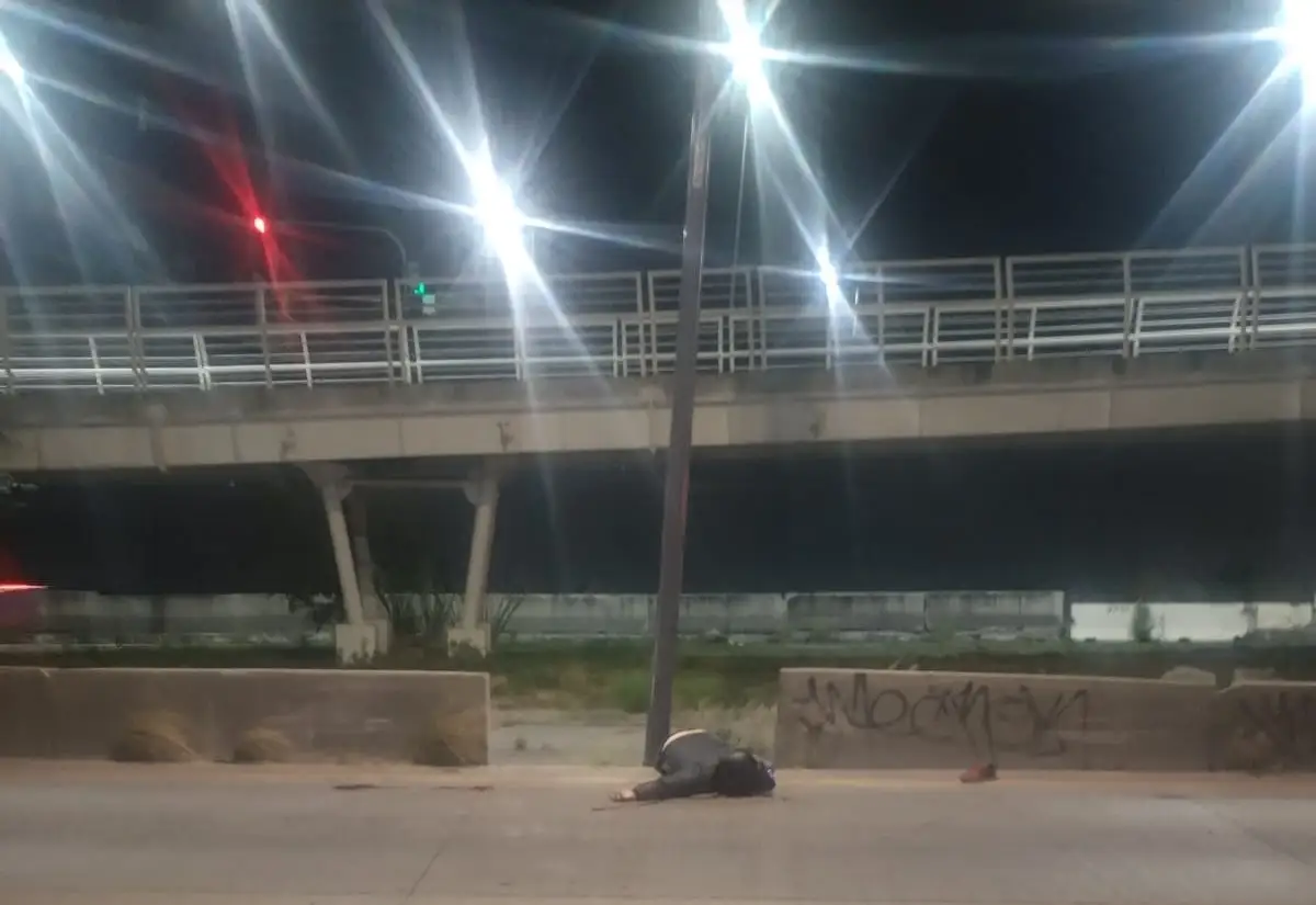 Muere motociclista al chocar contra el muro de contención sobre el Periférico Ecológico