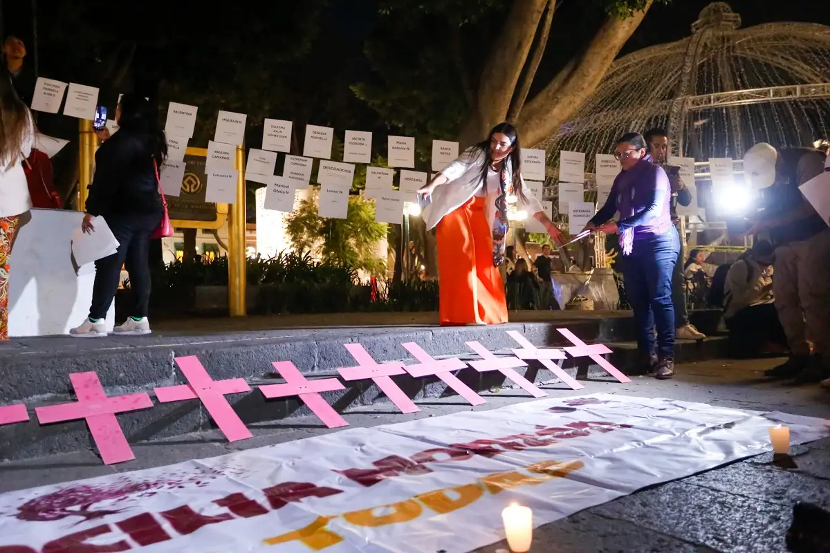 Pasan lista por las víctimas de feminicidio en el zócalo de Puebla; piden tipificar los casos