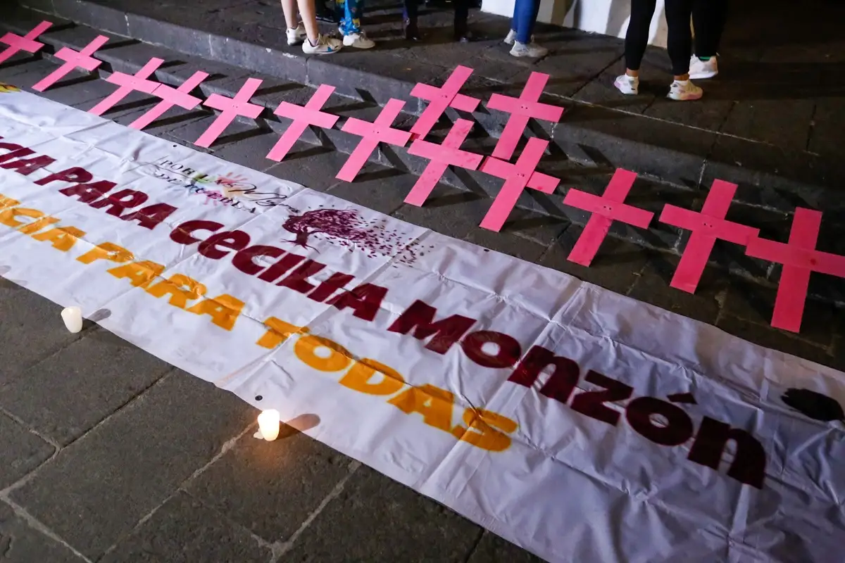 Pasan lista por las víctimas de feminicidio en el zócalo de Puebla; piden tipificar los casos