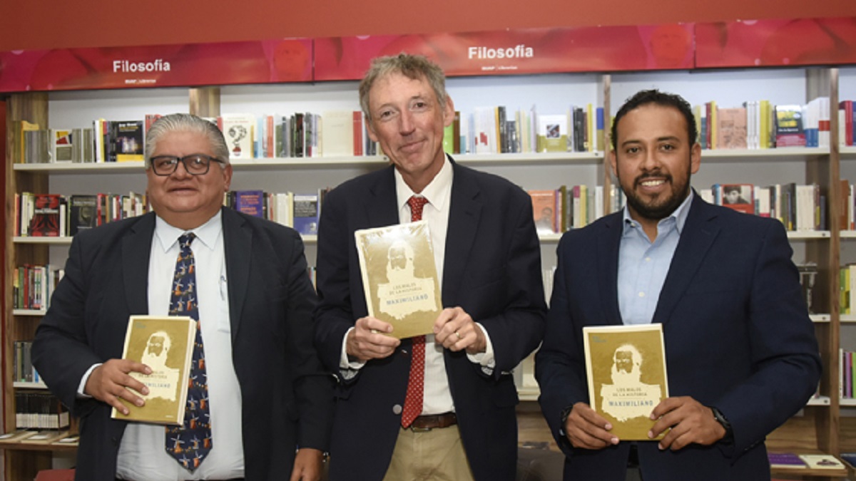Presentan en la BUAP “Los malos de la historia: Maximiliano”, obra del historiador español, Will Fowler