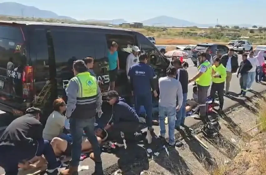  Se accidentan seis albañiles a bordo de una camioneta en la autopista Vía Atlixcáyotl